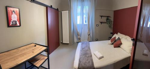 a small room with a bed and a table at Castellazzo 1 in Ivrea