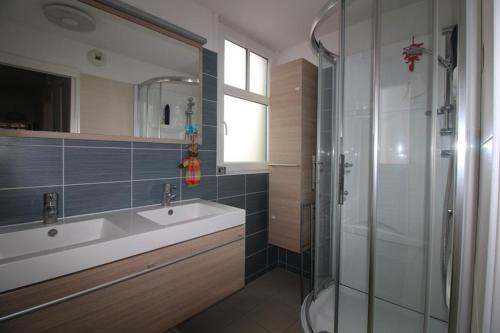 Ένα μπάνιο στο Annonce professionnelle. Appartement 2 chambres avec terrasse, à 50m de la plage, pour 4 personnes