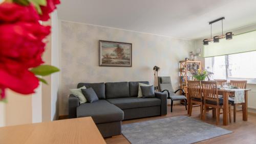 un soggiorno con un divano e un tavolo di Nikolai 9 City Centre Apartment a Pärnu