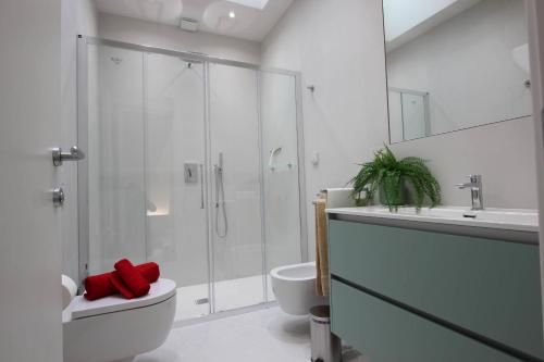 Un baño con ducha, inodoro y lavabo. en Marsili Luxury Suite, en Florencia