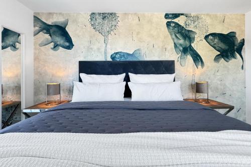 Un dormitorio con una cama grande con peces en la pared. en Penthouse Hafenkieker, en Putbus