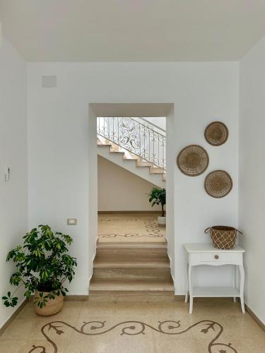 a staircase in a home with white walls at Villa Buon Vento in Vignacastrisi