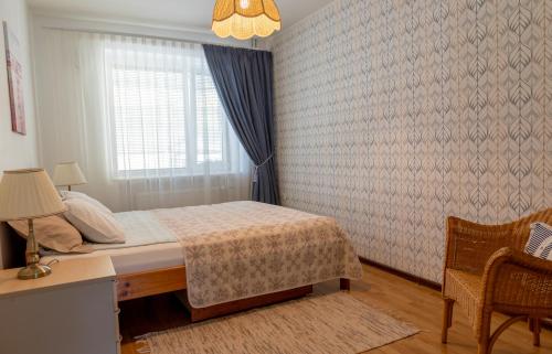 una camera con letto, scrivania e finestra di Nikolai 9 City Centre Apartment a Pärnu