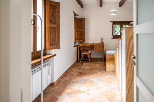 a small kitchen with a desk and a table at Casetta Vacanze in Frasso Telesino