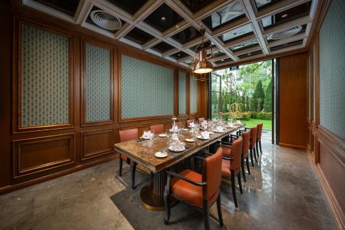 a large dining room with a long table and chairs at Hôtel de l'Amour Tam Đảo in Tam Ðảo