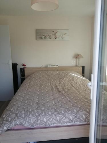 - un grand lit dans une chambre avec un matelas dans l'établissement Magnifique T3, entre lac et montages, Embrun, à Embrun