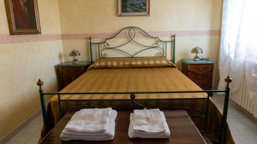 a bedroom with a bed with two towels on it at La dimora di Annarè in SantʼEufemia Lamezia