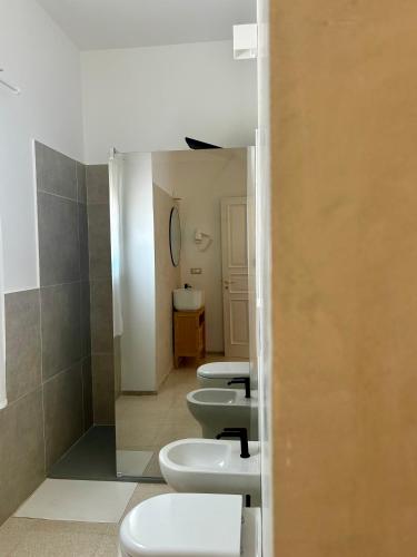 a bathroom with three sinks and two toilets at Villa Buon Vento in Vignacastrisi