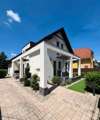 True Gem at the Airport by NeWave