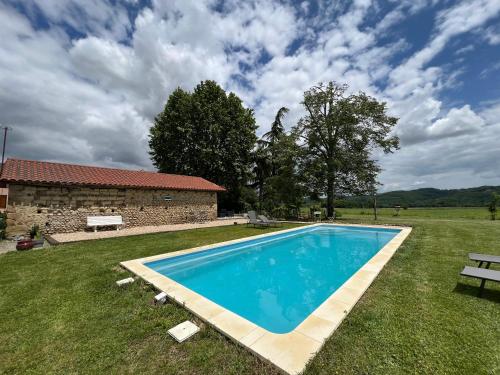a swimming pool in the yard of a house at Villa Nid d'Oiseaux in Lustar