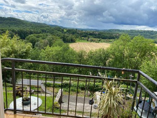 - un balcon avec vue sur un champ dans l'établissement Chez Chantal, à Capendac