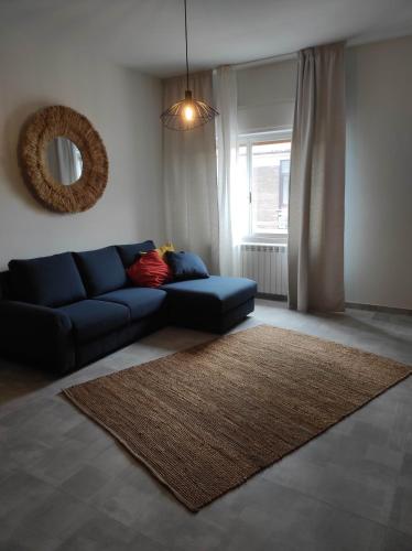 een woonkamer met een blauwe bank en een kleed bij B&B Esotica in San Giovanni Teatino