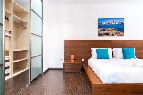 Voodi või voodid majutusasutuse Unique & Spacious 2BR in Valletta Center by ArcoBnb toas
