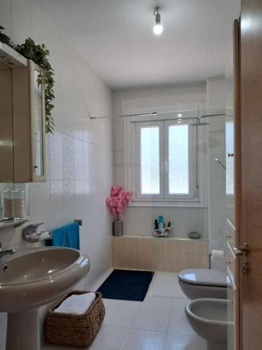 a bathroom with a sink and a toilet and a tub at Casa vacacional amplia in Carracedo