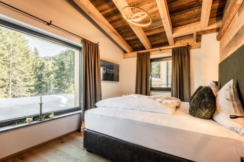 Una cama o camas en una habitación de Wilderer Chalets