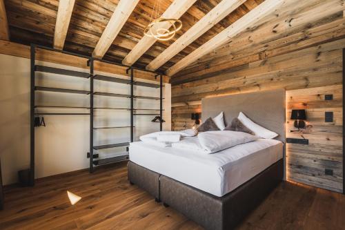 Una cama o camas en una habitación de Wilderer Chalets