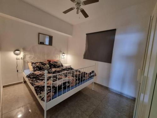 Giường trong phòng chung tại שקיעה מול הים - דירה מקסימה במרינה לחוף הים התיכון