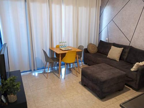 Khu vực ghế ngồi tại שקיעה מול הים - דירה מקסימה במרינה לחוף הים התיכון