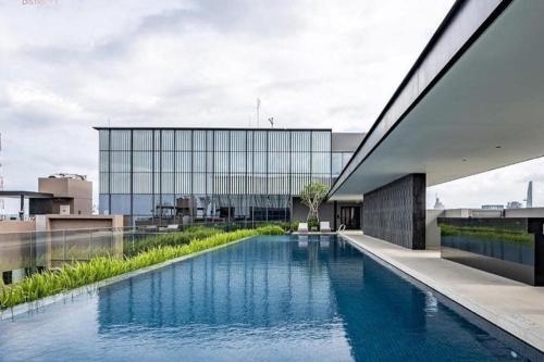una piscina frente a un edificio en Luxury The MarQ-Free Infinity Pool, GYM & BBQ-D1, en Ho Chi Minh