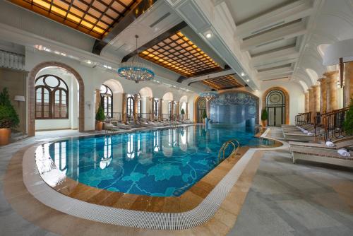 a large swimming pool in a large building at Hôtel de l'Amour Tam Đảo in Tam Ðảo