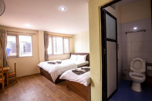 Postel nebo postele na pokoji v ubytování Hotel Harmony & Little Bites Bistro