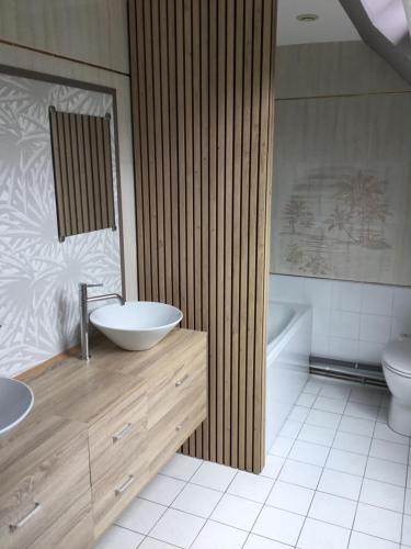 une salle de bain avec un lavabo, des toilettes et une baignoire dans l'établissement Maison 1er étage chéreng 6kms stade Pierre Mauroy 4 personnes, à Chéreng