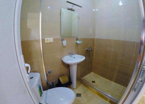 Koupelna v ubytování New Batumi Inn Hotel