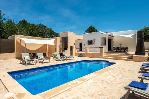 eine Villa mit Swimmingpool und ein Haus in der Unterkunft Villa Can Carreras in Sant Llorenç de Balàfia