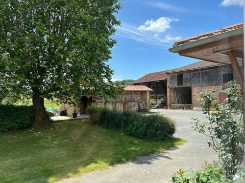 a house with a tree in the yard at Villa Nid d'Oiseaux in Lustar