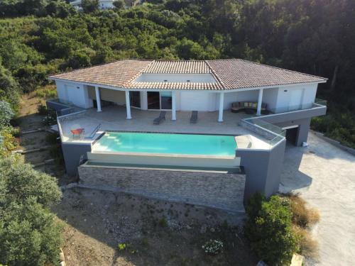 une vue aérienne d'une maison avec piscine dans l'établissement Maison Solenzara vue mer, à Sari-Solenzara
