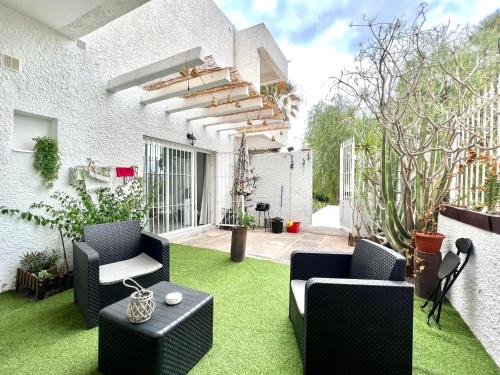 Κήπος έξω από το Studio with WiFi, pool and BBQ in Costa del Silencio