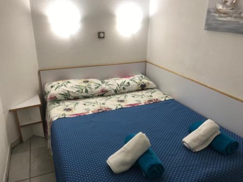 - un petit lit avec 2 oreillers dans l'établissement Résidence Palme d'Azur Cannes La Bocca, à Cannes