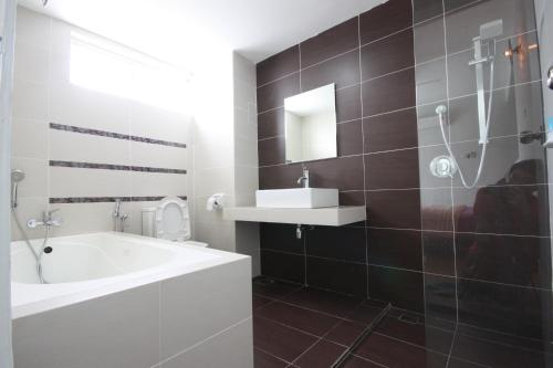 Gallery image of Shamrock Beach Villas 9 Seaview in George Town