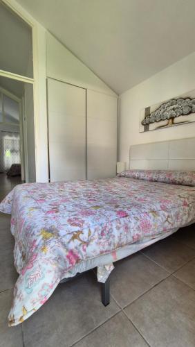 a bedroom with a large bed with a colorful bedspread at Appartamento Altamar Las Americas in Playa de las Americas
