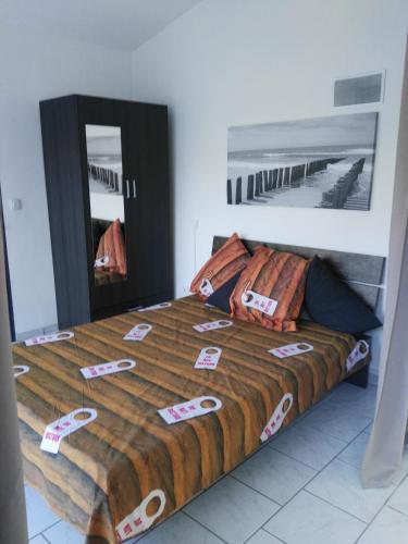 une chambre avec un grand lit avec un grand miroir dans l'établissement Villa Castellane, à Castellane