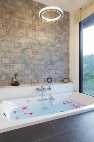 Salle de bains dans l'établissement Naralin Khao Yai Mountain View Pool Villa