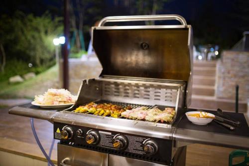 Barbecue disponible mis à disposition des clients de la maison de vacances