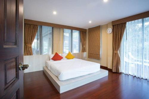 Un ou plusieurs lits dans un hébergement de l'établissement Naralin Khao Yai Mountain View Pool Villa