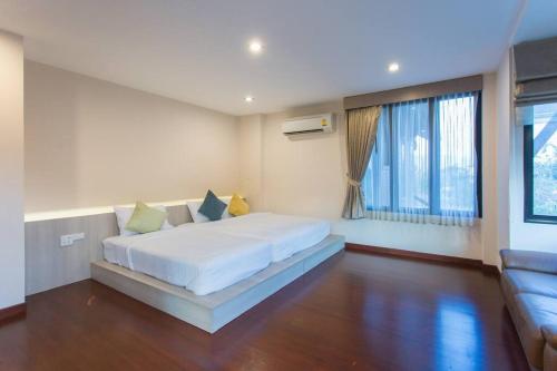 Un ou plusieurs lits dans un hébergement de l'établissement Naralin Khao Yai Mountain View Pool Villa