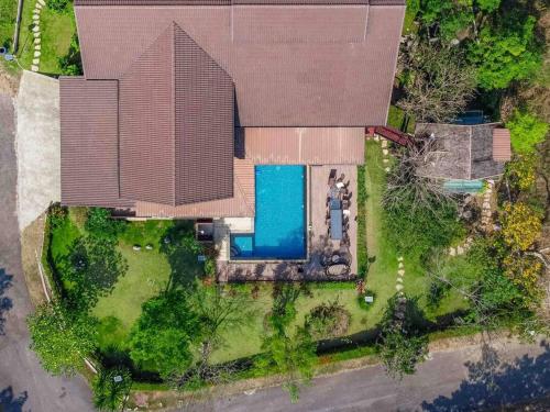 Piscine de l'établissement Naralin Khao Yai Mountain View Pool Villa ou située à proximité