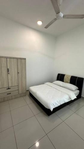 Katil atau katil-katil dalam bilik di Southbay Seaview Condo A10 10minQueensbay 10minSpice