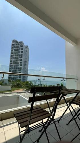 Balkoni atau teres di Southbay Seaview Condo A10 10minQueensbay 10minSpice