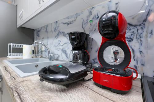 ein roter Mixer auf einer Theke in einem Badezimmer in der Unterkunft Villa Valentino Swimming Pool in Moravë