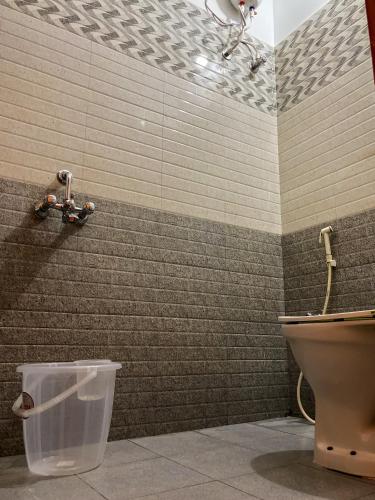 ポンディシェリにあるPayaringal Houseのトイレと壁のある浴室