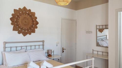 Ένα ή περισσότερα κρεβάτια σε δωμάτιο στο Agnadi Syros Beachfront Studios & Rooms