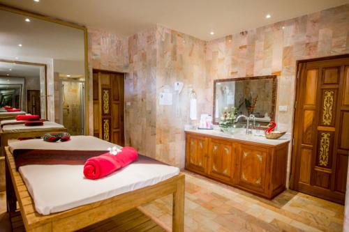 利巴诺伊暹罗原住精品度假酒店的配有床、水槽和镜子的浴室