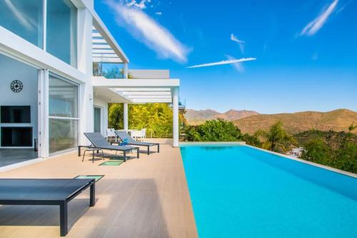 New Modern Villa Elviria, Mairena Pool BBQ&Views