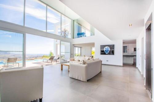 New Modern Villa Elviria, Mairena Pool BBQ&Views