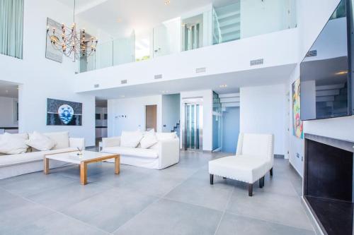 New Modern Villa Elviria, Mairena Pool BBQ&Views