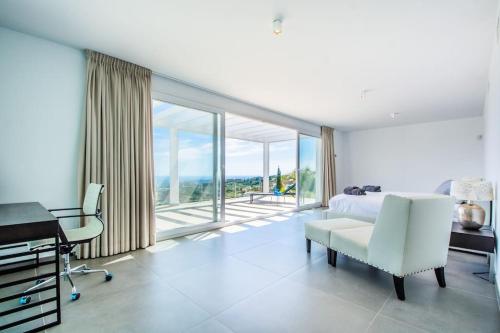 New Modern Villa Elviria, Mairena Pool BBQ&Views